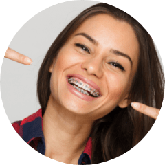 Uśmiechnięta osoba z aparatem ortodontycznym